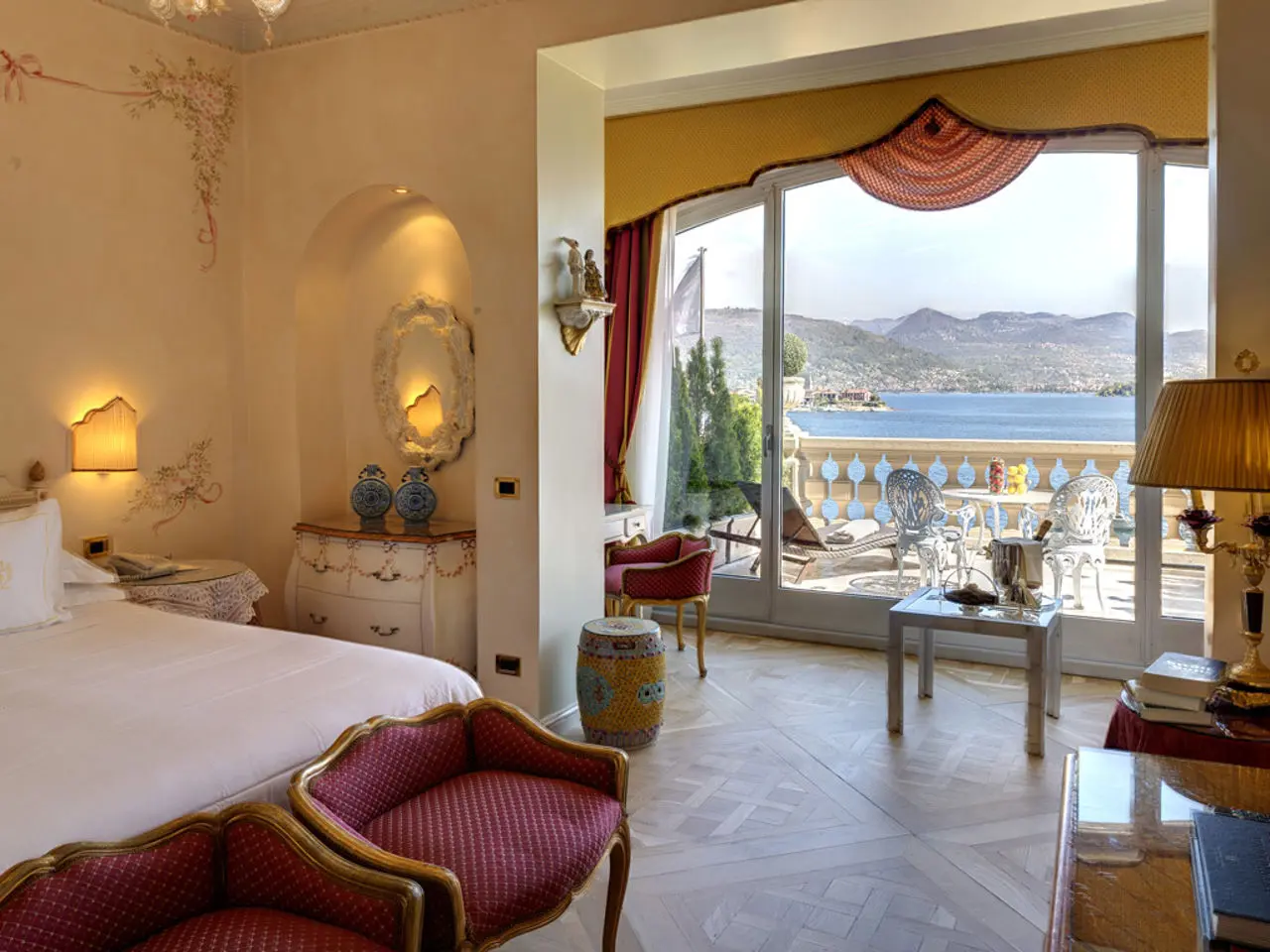 Hotel Villa e Palazzo Aminta in Vico Morcote – Elegantes Zimmer mit großem Balkon und Seepanorama | Wellnesshotel Tessin
