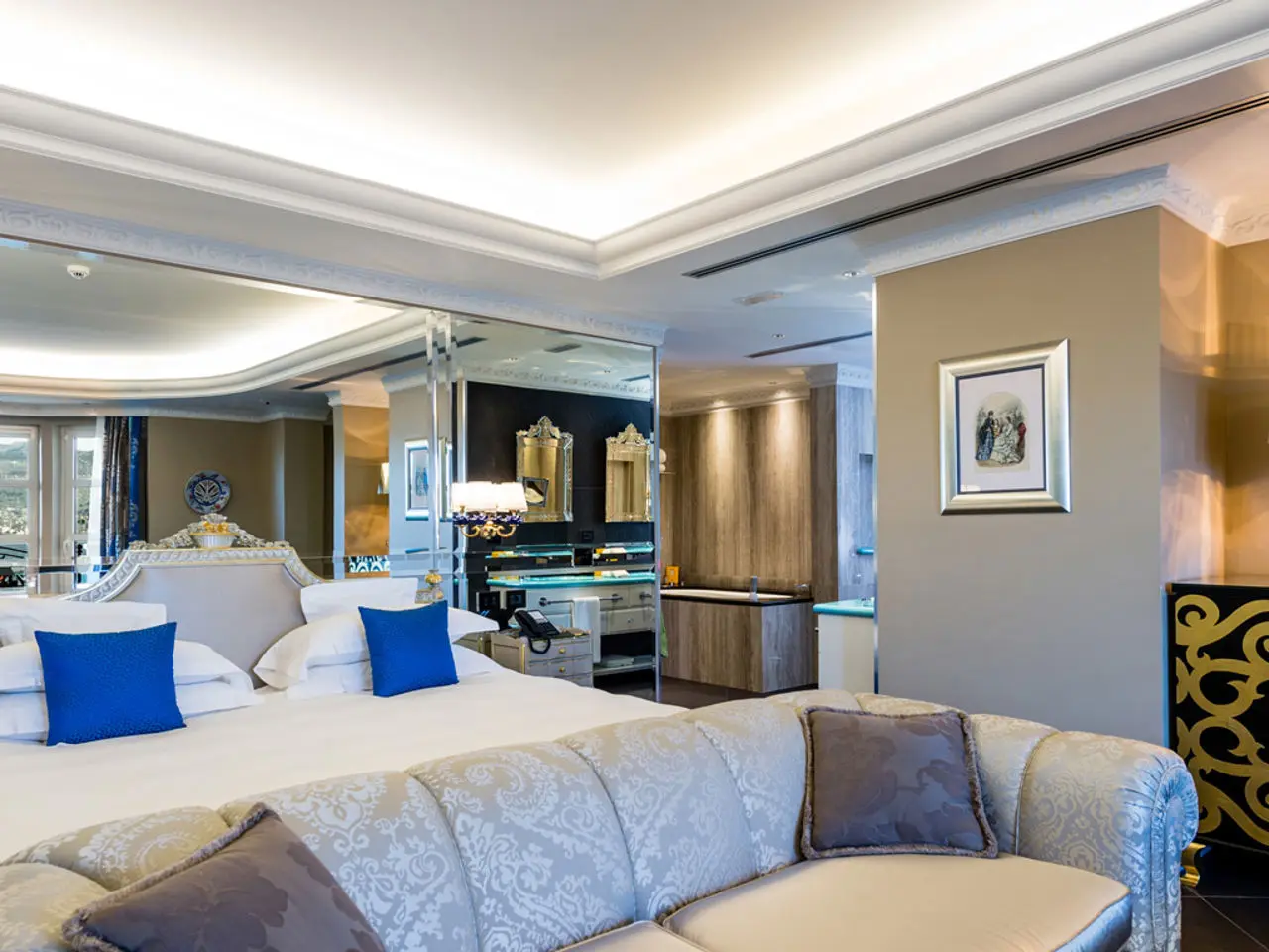Hotel Villa e Palazzo Aminta in Vico Morcote – Moderne Luxussuite mit großem Bett und Wohnbereich | Wellnesshotel Tessin