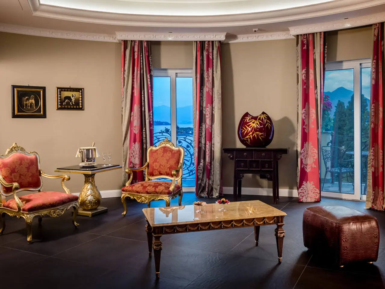 Hotel Villa e Palazzo Aminta in Vico Morcote – Elegante Suite mit Sitzbereich und Seeblick am Abend | Wellnesshotel Tessin