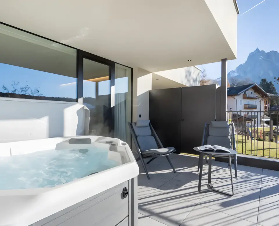 Hotel Alpenflora in Kastelruth – Privater Whirlpool auf der Terrasse mit Bergblick | Wellnesshotel Südtirol