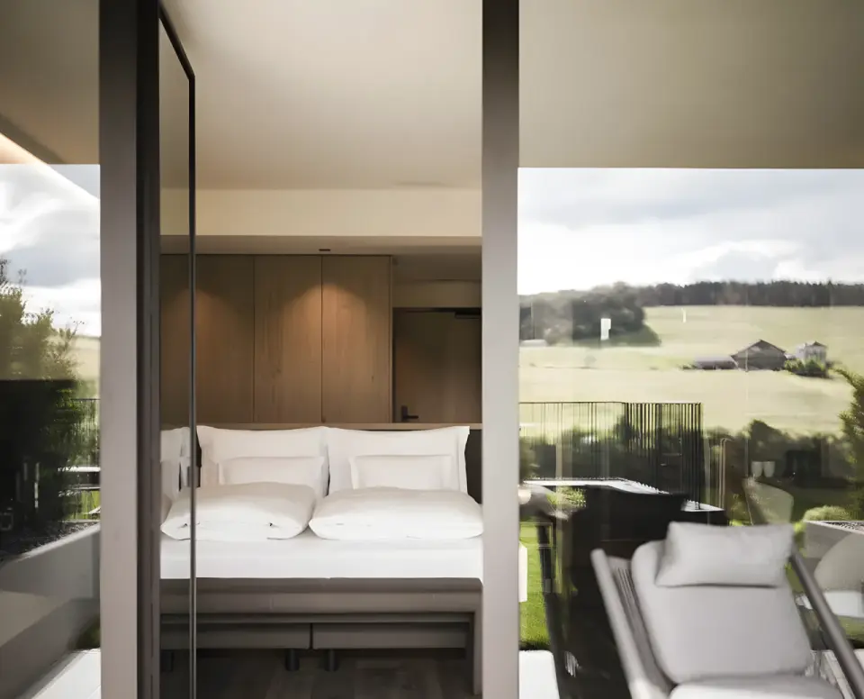 Hotel Alpenflora in Kastelruth – Hotelzimmer mit Balkon und Blick auf die grüne Landschaft | Wellnesshotel Südtirol