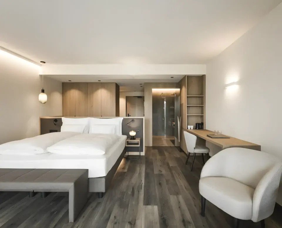 Hotel Alpenflora in Kastelruth – Modernes Doppelzimmer mit offenem Badbereich | Wellnesshotel Südtirol