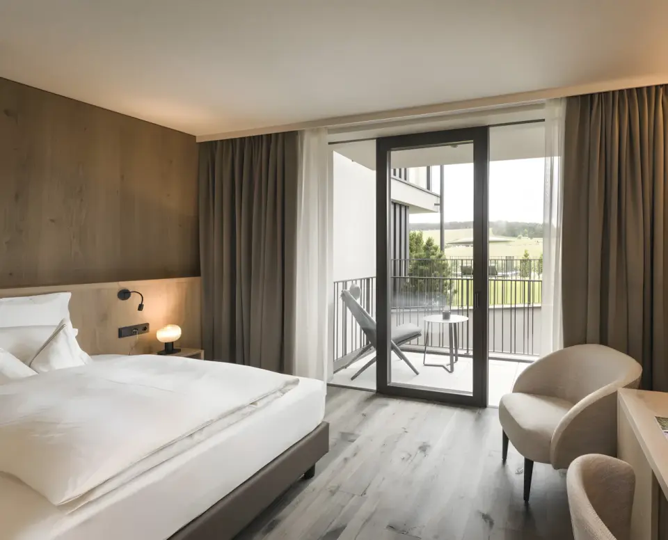 Hotel Alpenflora in Kastelruth – Komfortables Hotelzimmer mit Balkon und Ausblick | Wellnesshotel Südtirol
