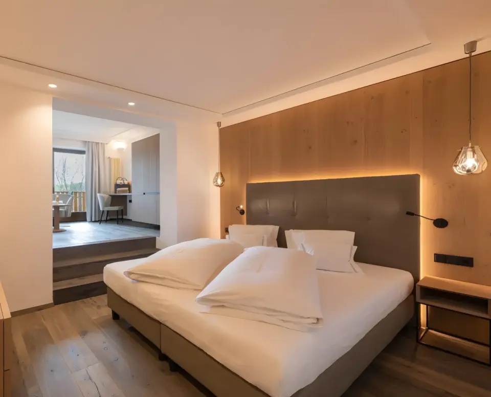 Hotel Alpenflora in Kastelruth – Geräumiges Hotelzimmer mit moderner Holzvertäfelung | Wellnesshotel Südtirol