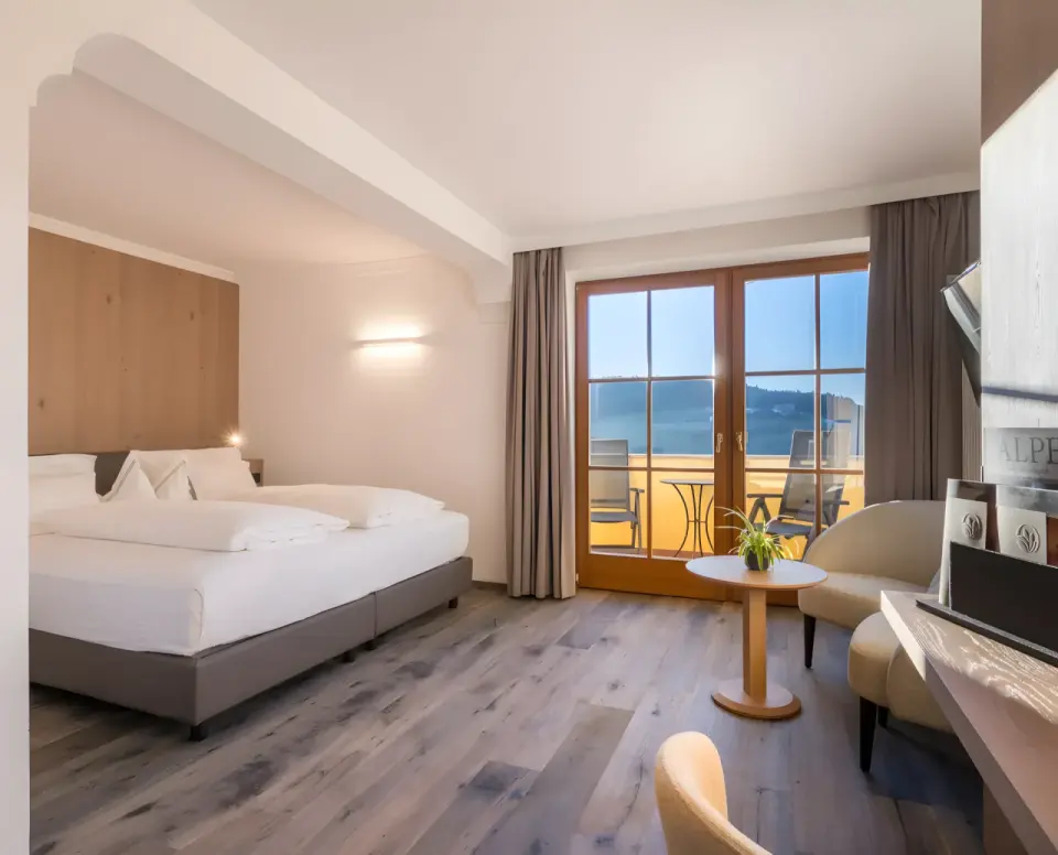 Hotel Alpenflora in Kastelruth – Helles Hotelzimmer mit Balkon und Panoramablick | Wellnesshotel Südtirol