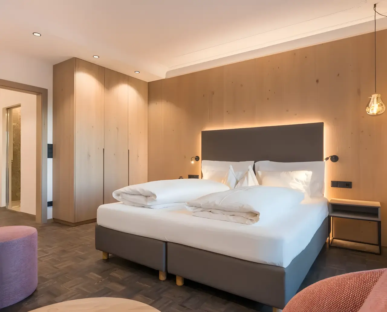 Hotel Alpenflora in Kastelruth – Komfortables Hotelzimmer mit Holzelementen und Schrank | Wellnesshotel Südtirol