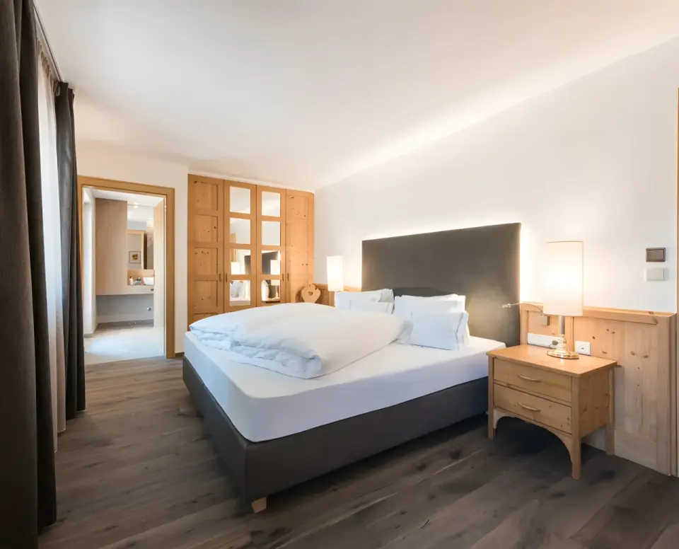 Hotel Alpenflora in Kastelruth – Modernes Doppelzimmer mit Holzelementen und Badzugang | Wellnesshotel Südtirol