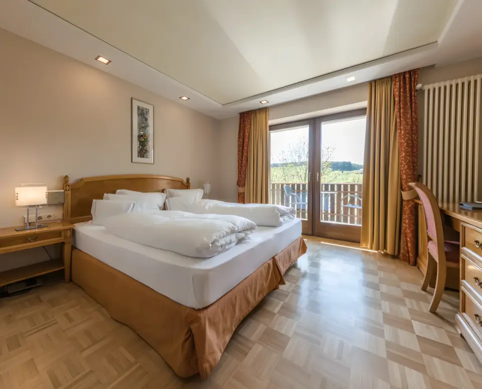 Hotel Alpenflora in Kastelruth – Komfortables Doppelzimmer mit Balkon und Landschaftsblick | Wellnesshotel Südtirol
