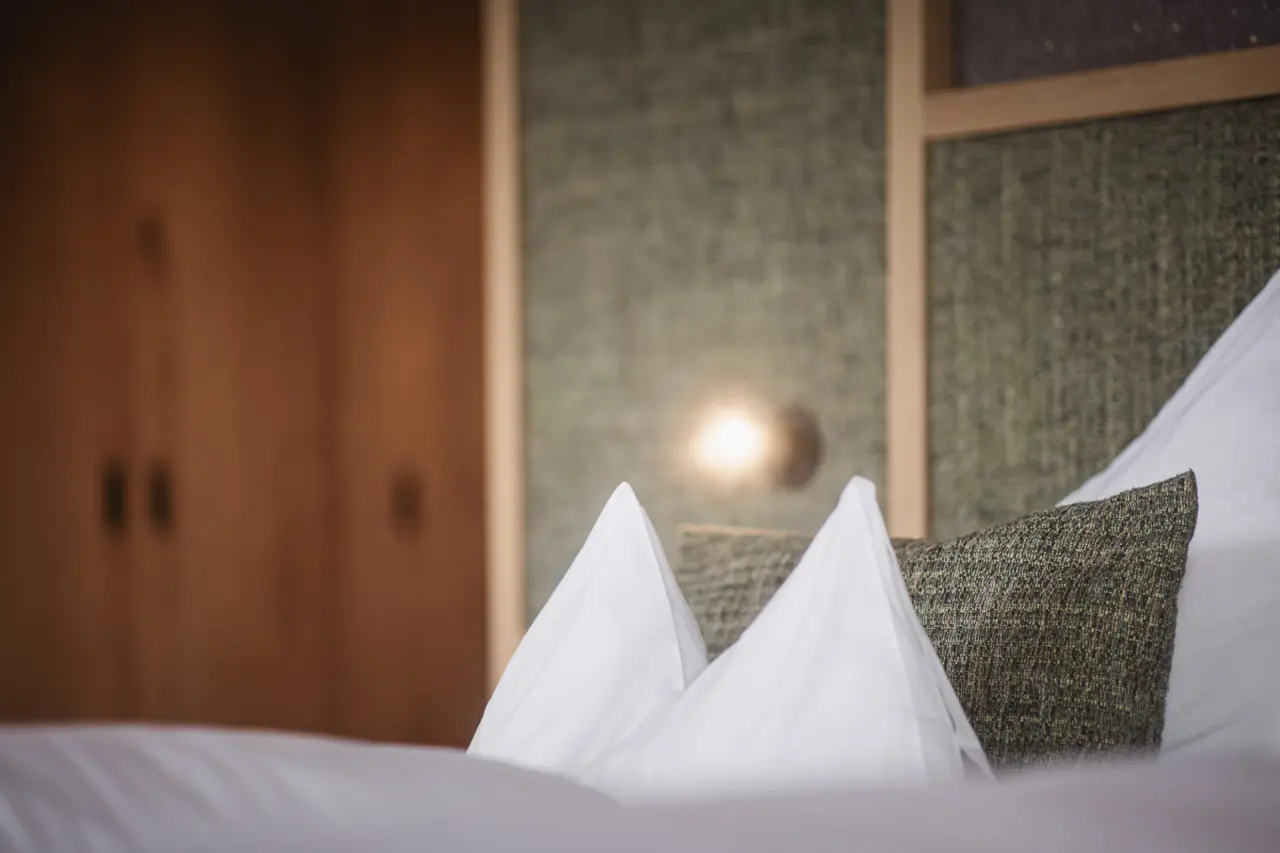 Terentnerhof in Terenten – Detailansicht des Bettes mit Kissen | Wellnesshotel Südtirol