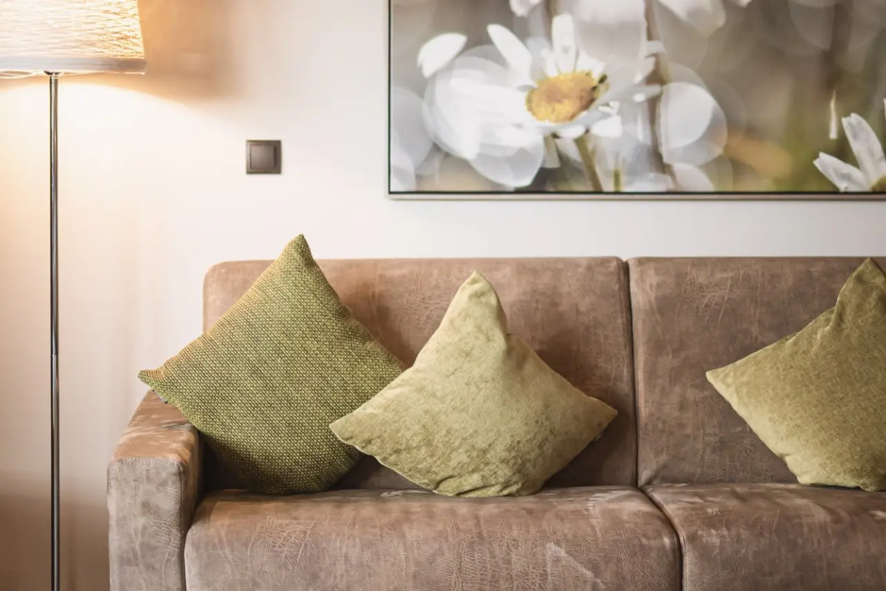 Terentnerhof in Terenten – Gemütliches Sofa mit Kissen im Hotelzimmer | Wellnesshotel Südtirol