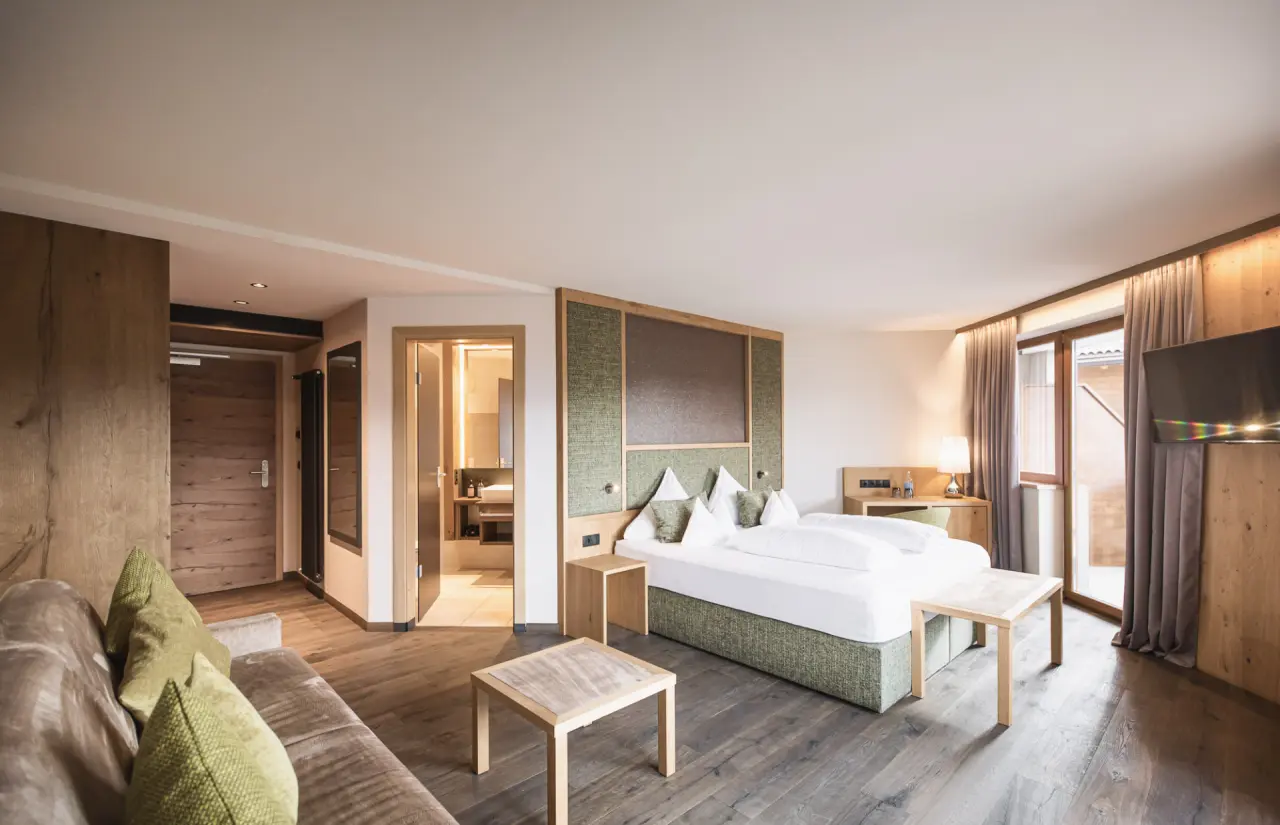 Terentnerhof in Terenten – Geräumiges Hotelzimmer mit Doppelbett und Wohnbereich | Wellnesshotel Südtirol