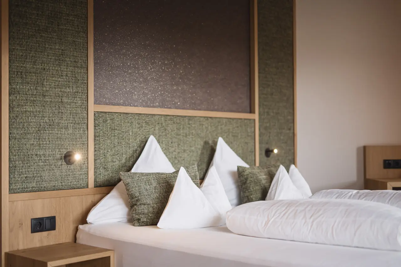 Terentnerhof in Terenten – Komfortables Doppelbett mit stilvollem Kopfteil | Wellnesshotel Südtirol