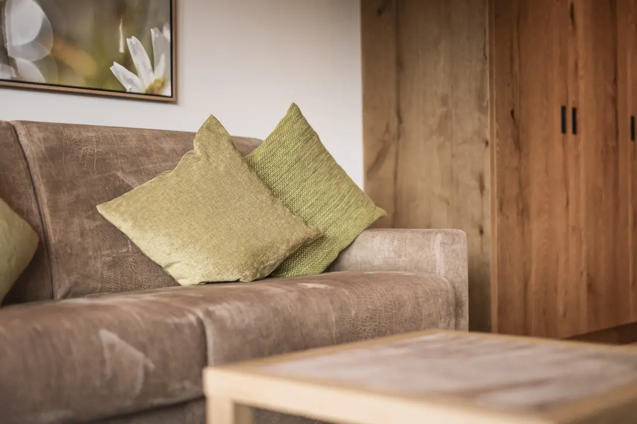 Terentnerhof in Terenten – Detailansicht der Kissen auf einem Sofa | Wellnesshotel Südtirol