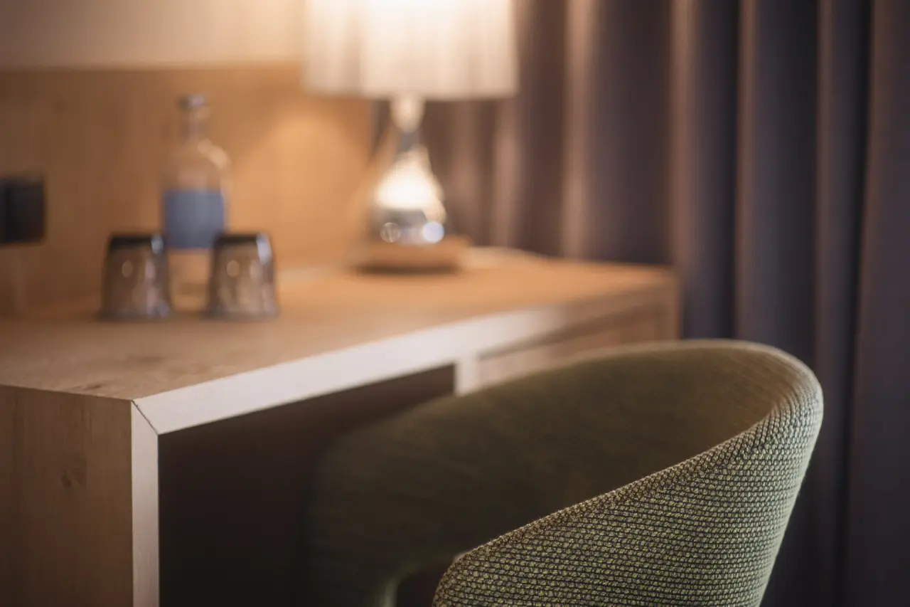 Terentnerhof in Terenten – Schreibtischbereich mit Stuhl und Lampe im Hotelzimmer | Wellnesshotel Südtirol