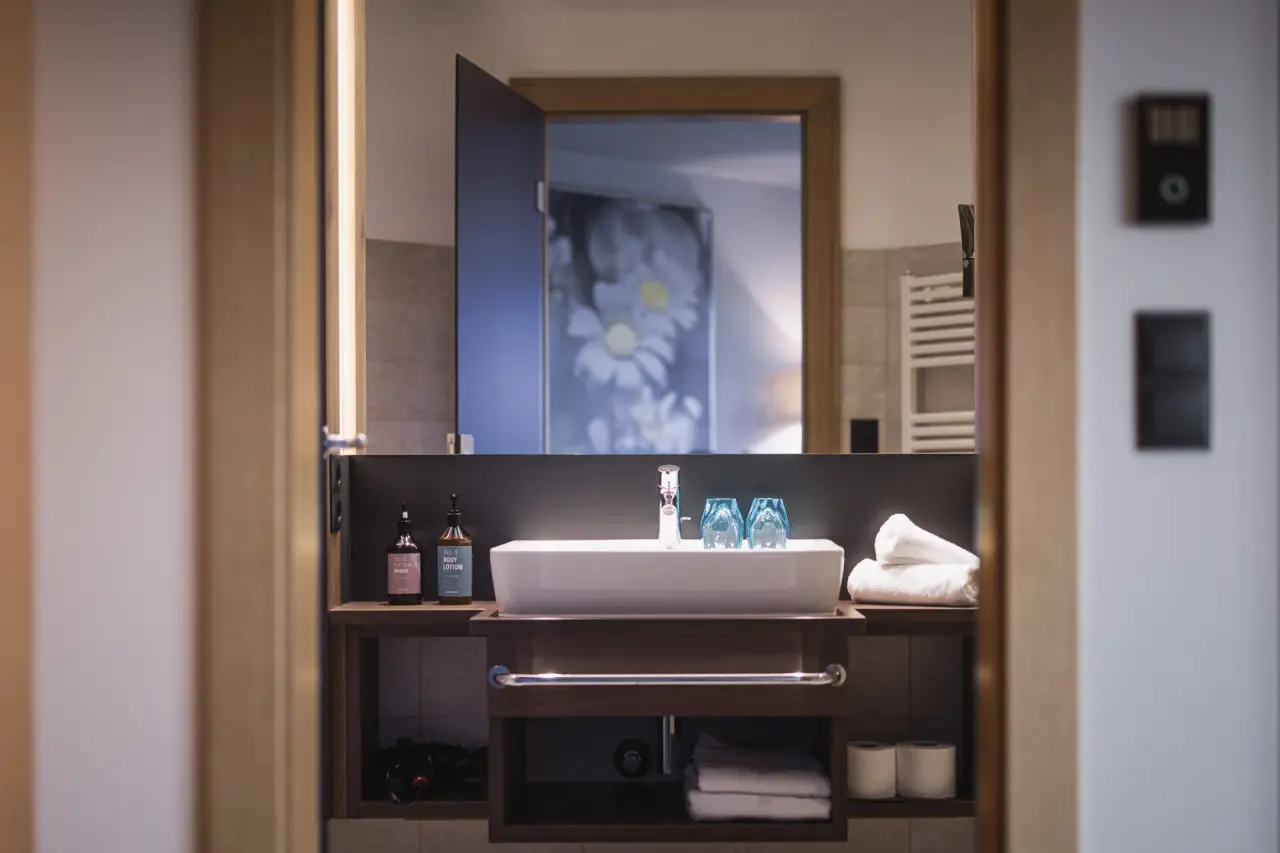 Terentnerhof in Terenten – Modernes Badezimmer mit Waschbecken und Spiegel | Wellnesshotel Südtirol