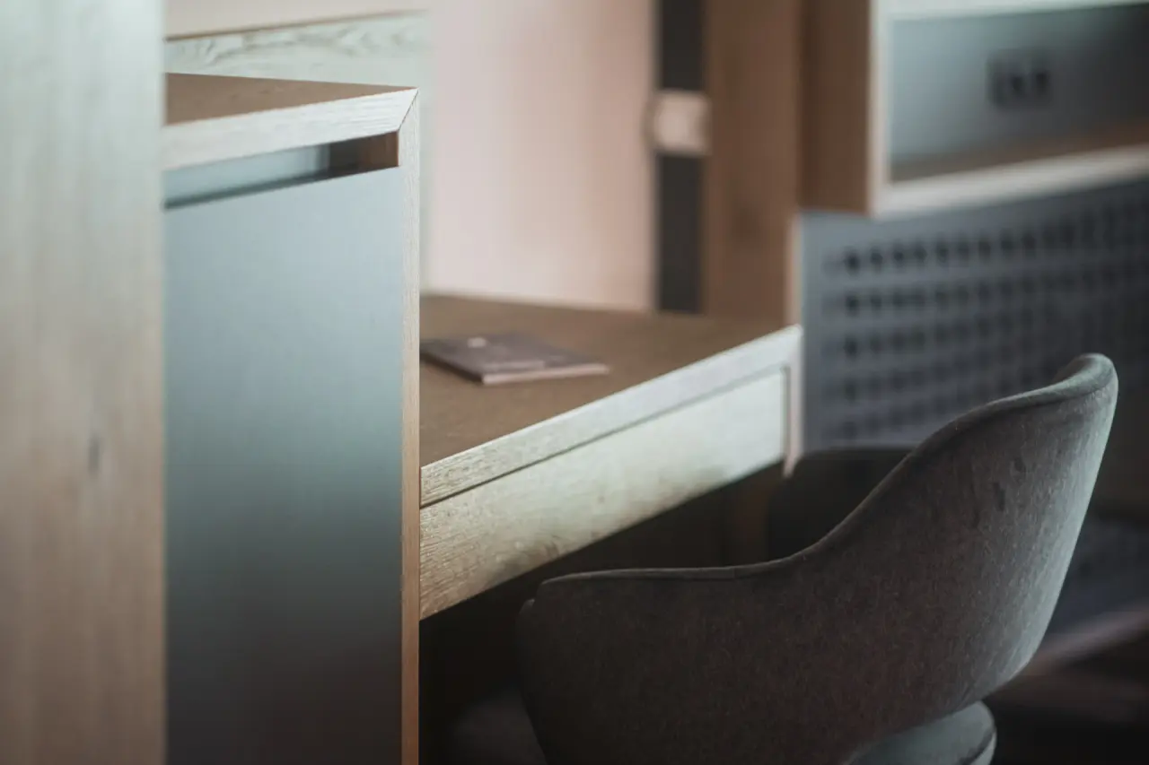 Terentnerhof in Terenten – Moderner Schreibtisch mit Stuhl im Hotelzimmer | Wellnesshotel Südtirol