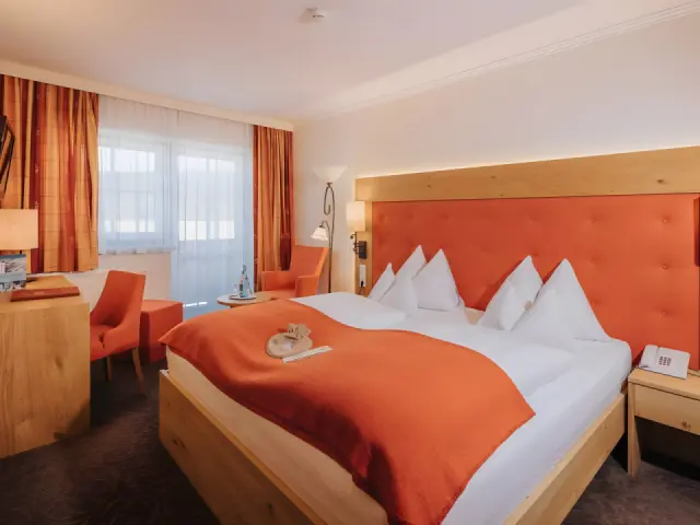 Hotel Alpenland in Obertauern – Geräumiges Doppelzimmer mit Balkon und Sitzbereich | Wellnesshotel Salzburger Land