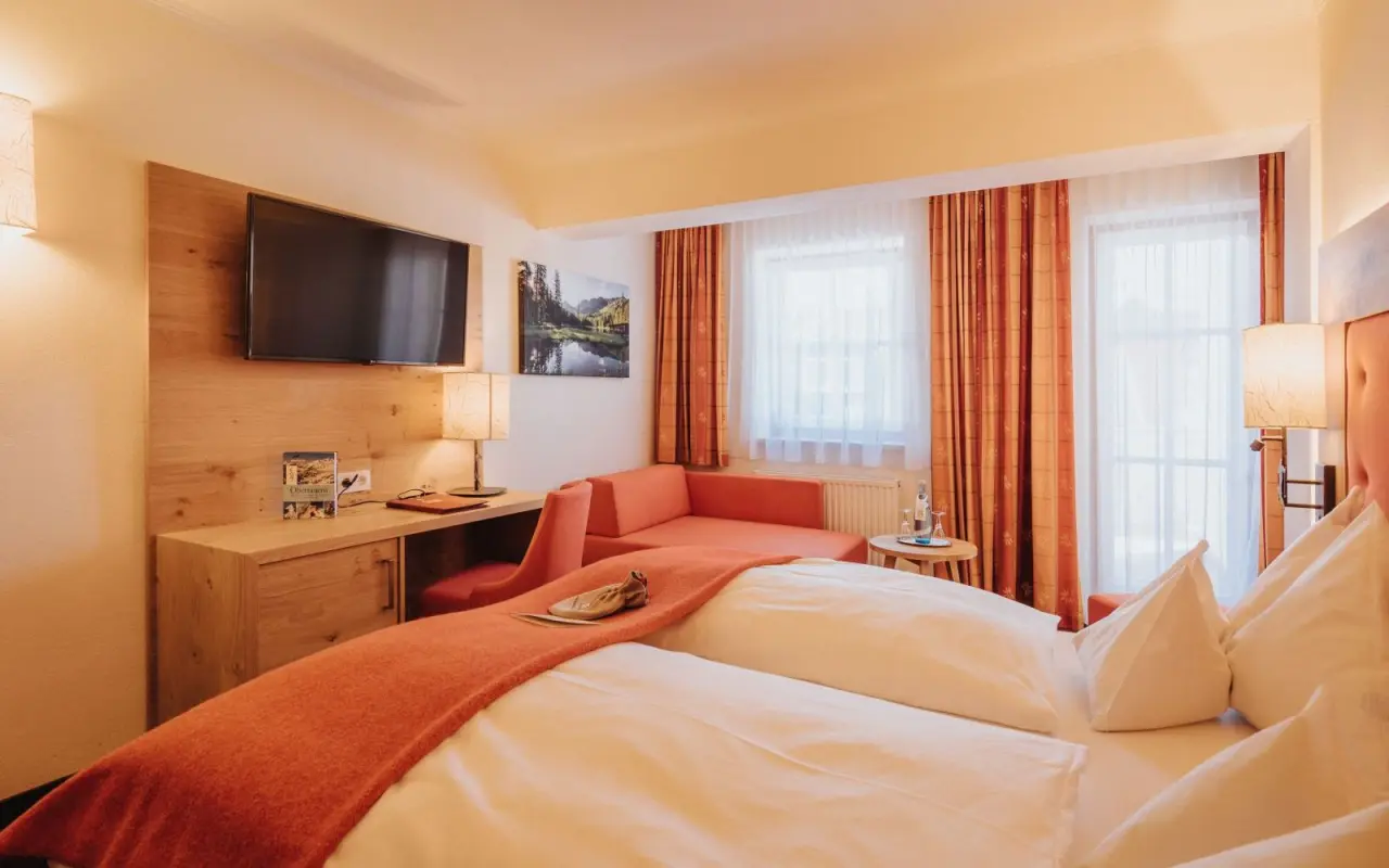 Hotel Alpenland in Obertauern – Gemütliches Doppelzimmer mit Sofa und TV | Wellnesshotel Salzburger Land