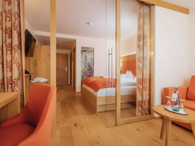 Hotel Alpenland in Obertauern – Geräumiges Hotelzimmer mit separatem Wohnbereich | Wellnesshotel Salzburger Land