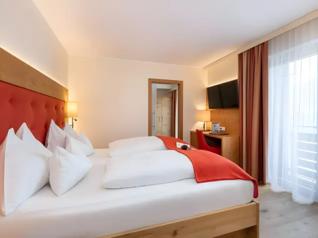 Hotel Alpenland in Obertauern – Helles Doppelzimmer mit Balkonzugang und Schreibtisch | Wellnesshotel Salzburger Land