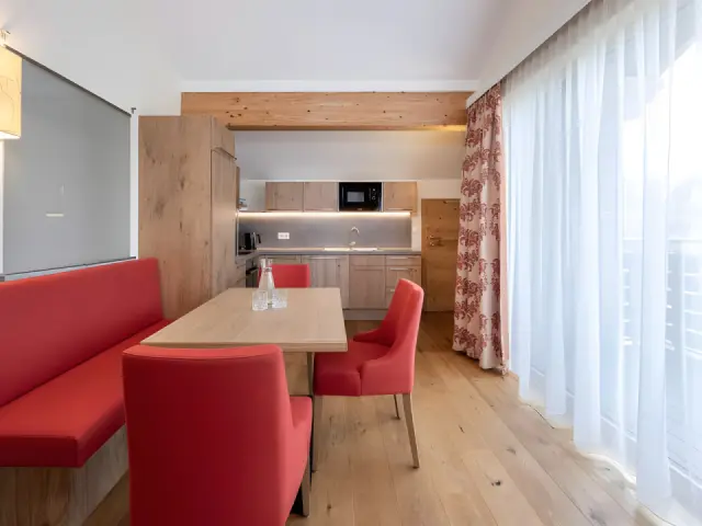 Hotel Alpenland in Obertauern – Moderne Küchenzeile und Essbereich in einer Suite | Wellnesshotel Salzburger Land