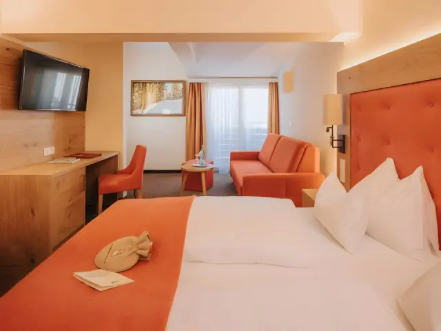 Hotel Alpenland in Obertauern – Komfortables Doppelzimmer mit Sofa und Balkonblick | Wellnesshotel Salzburger Land