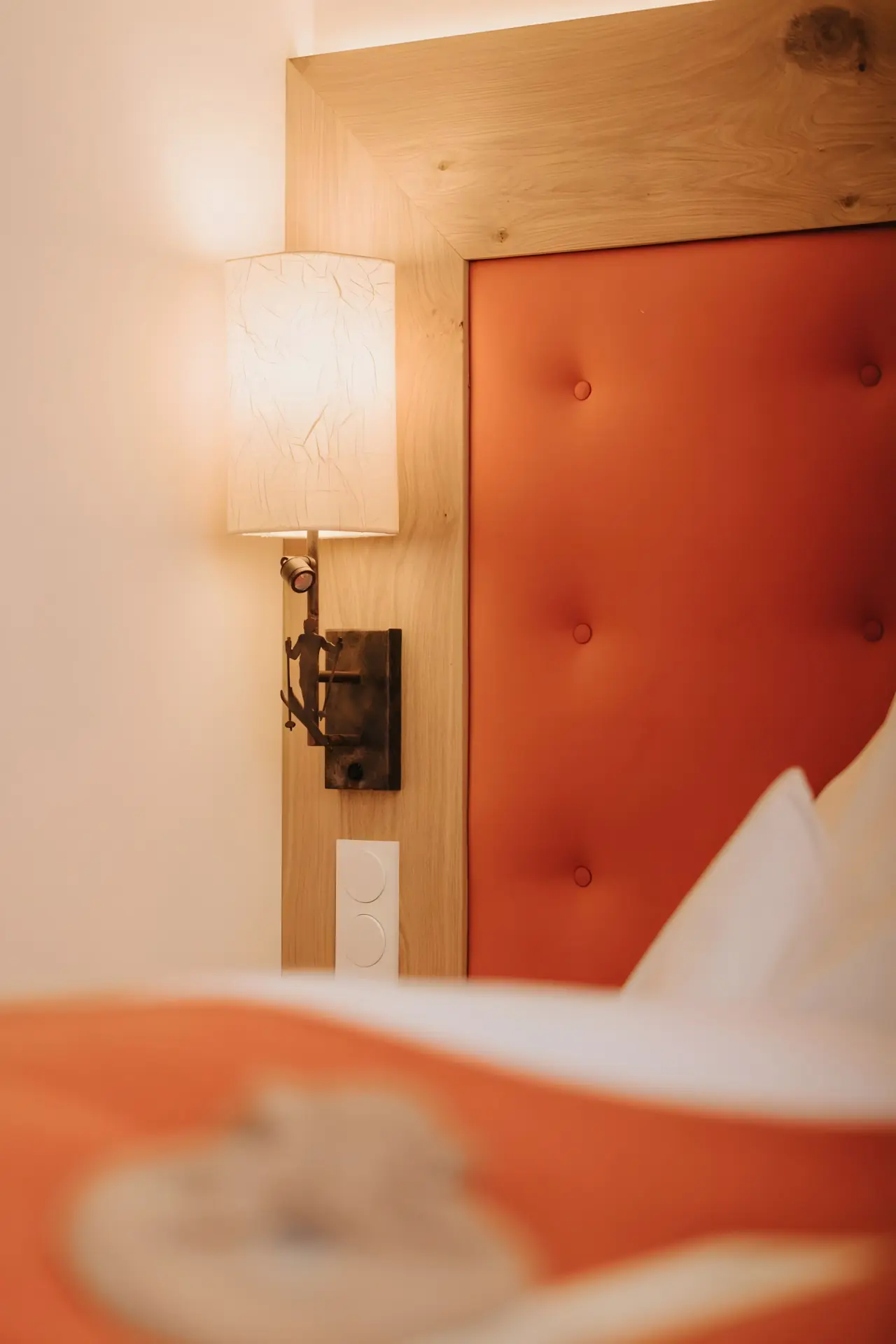 Hotel Alpenland in Obertauern – Detailansicht des Hotelzimmers mit Nachttischlampe | Wellnesshotel Obertauern
