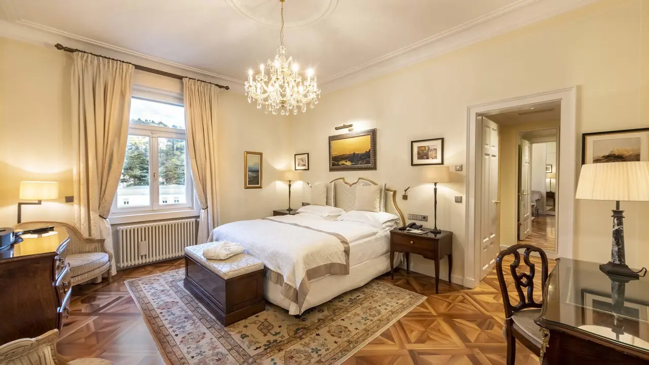Hotel Palace Meran in Meran – Klassisch eingerichtetes Doppelzimmer mit Blick in den Flur | Wellnesshotel Südtirol