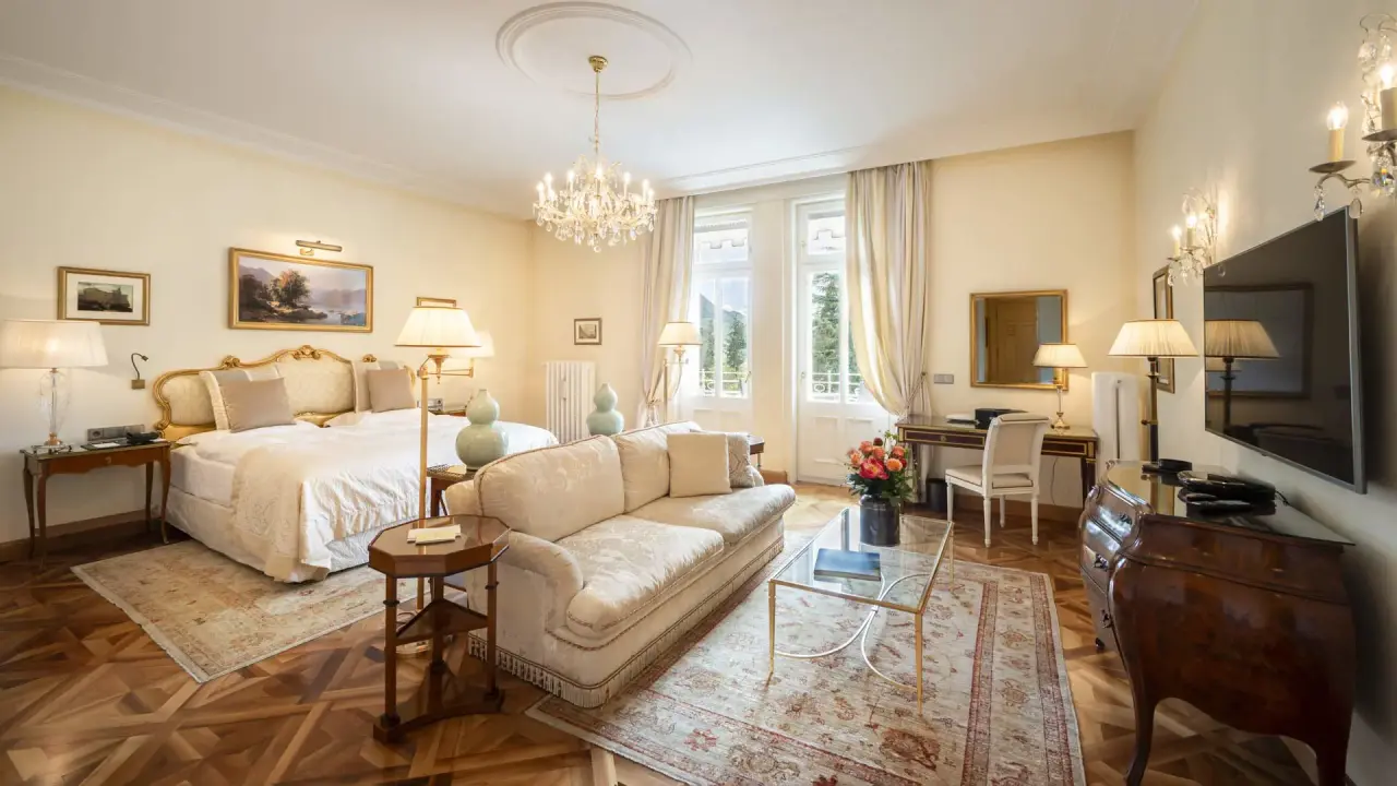 Hotel Palace Meran in Meran – Geräumige Hotelsuite mit elegantem Wohnbereich | Wellnesshotel Südtirol