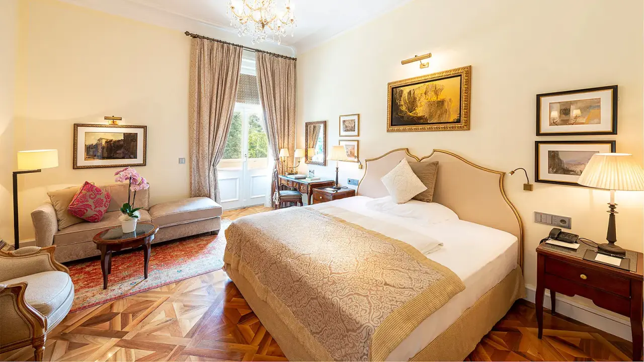 Hotel Palace Meran in Meran – Elegantes Doppelzimmer mit Sofa und Parkettboden | Wellnesshotel Meran