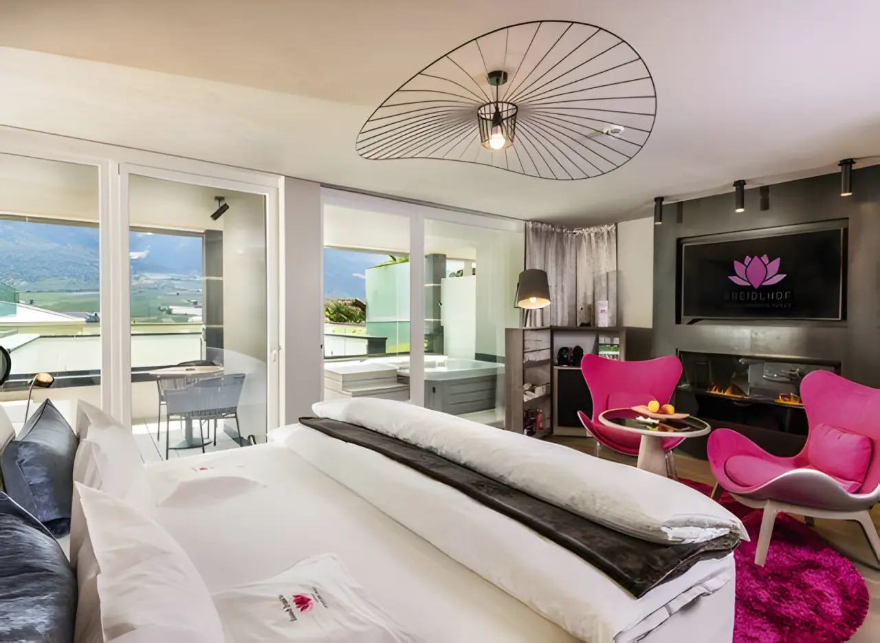 Preidlhof Luxury DolceVita Resort in Naturns – Helles Hotelzimmer mit Balkon und Bergblick | Wellnesshotel Südtirol