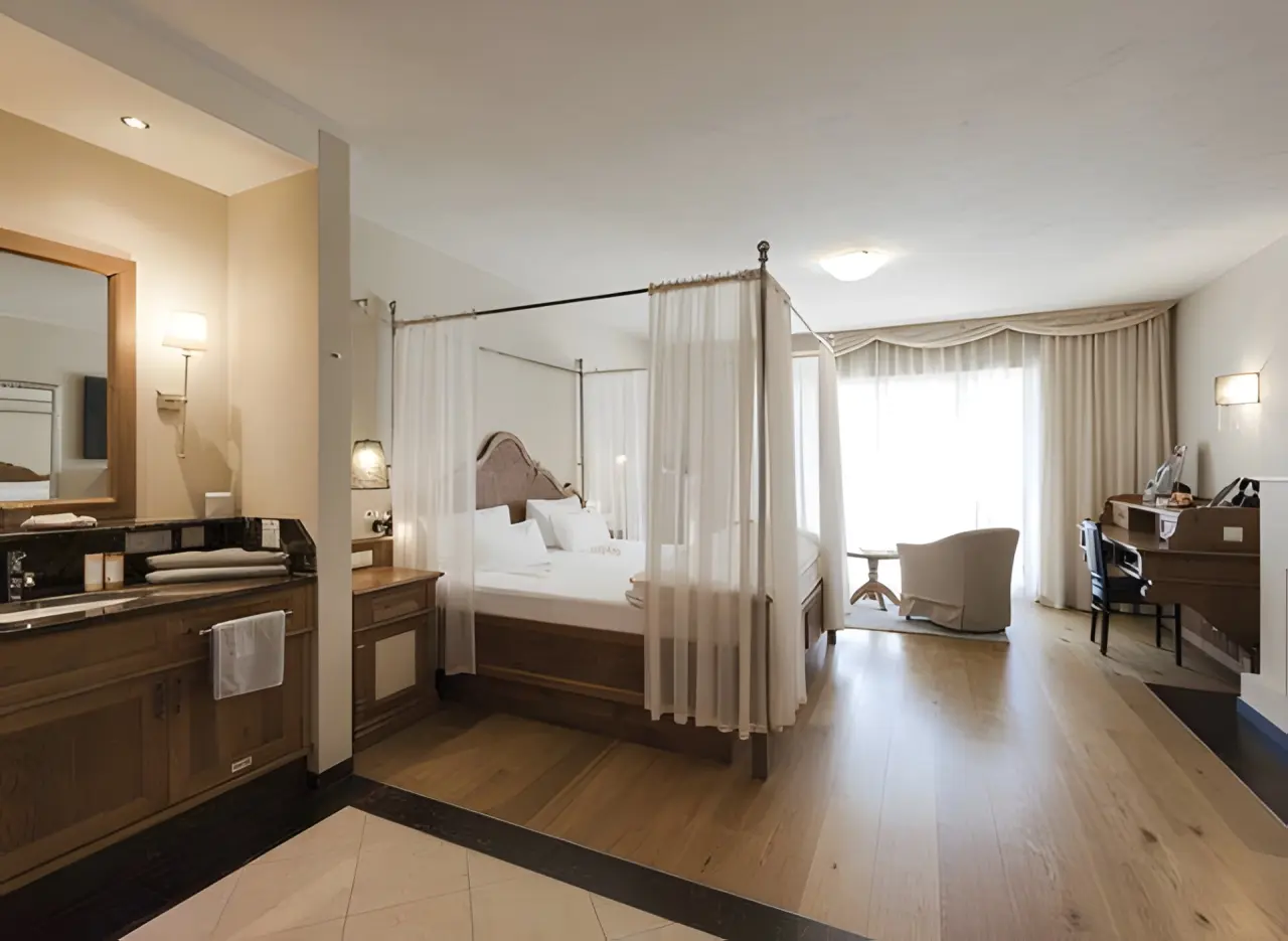 Preidlhof Luxury DolceVita Resort in Naturns – Elegantes Hotelzimmer mit Bergblick und Balkon | Wellnesshotel Südtirol