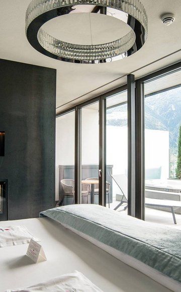 Preidlhof Luxury DolceVita Resort in Naturns – Komfortables Schlafzimmer mit Kamin | Wellnesshotel Südtirol