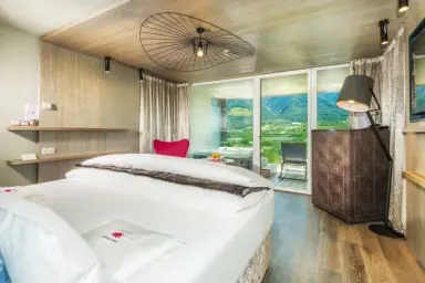 Preidlhof Luxury DolceVita Resort in Naturns – Geräumiges Zimmer mit Balkon, Whirlpool und Bergblick | Wellnesshotel Südtirol