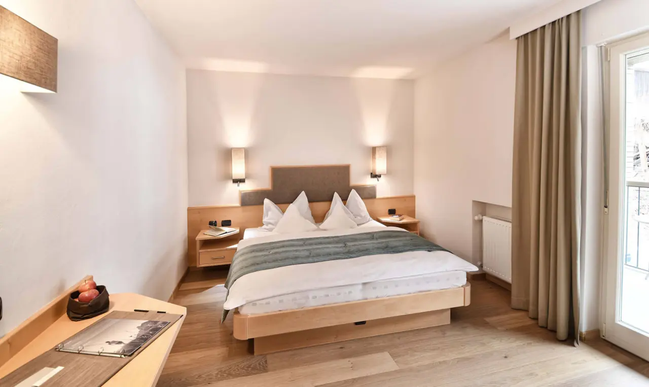 Hotel das stachelburg in Plaus – Helles Doppelzimmer mit Holzboden | Wellnesshotel Südtirol