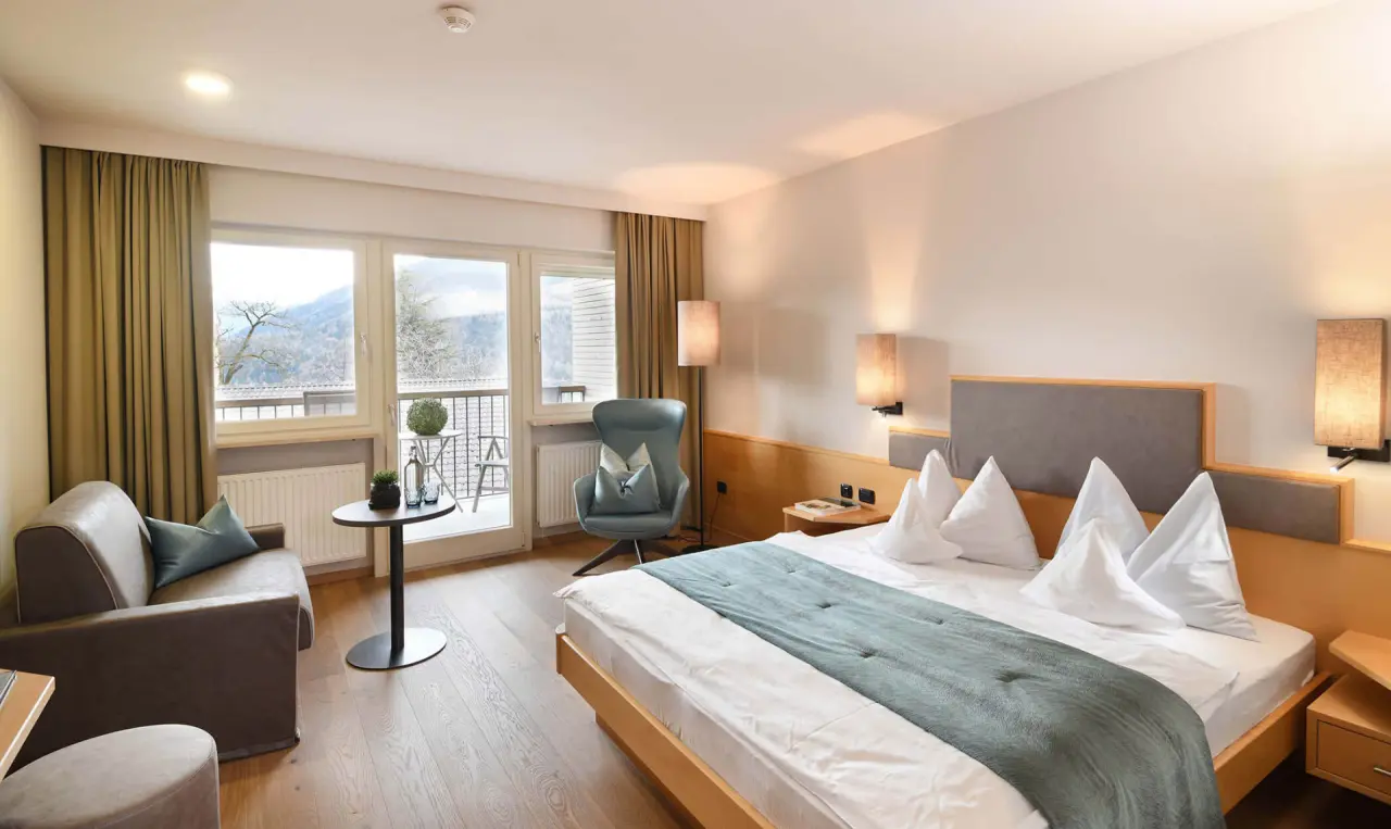 Hotel das stachelburg in Plaus – Komfortables Zimmer mit Balkon und Bergblick | Wellnesshotel Südtirol