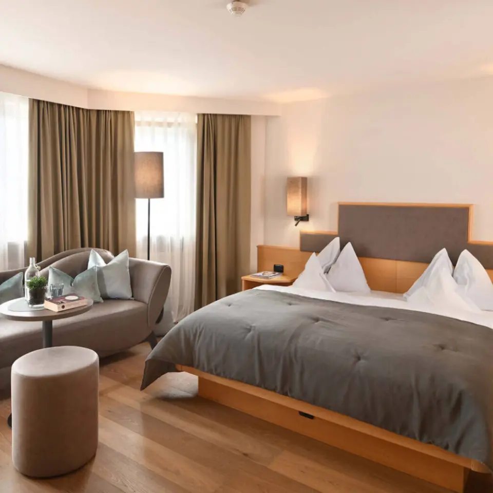 Hotel das stachelburg in Plaus – Gemütliches Doppelzimmer mit Sitzbereich | Wellnesshotel Südtirol