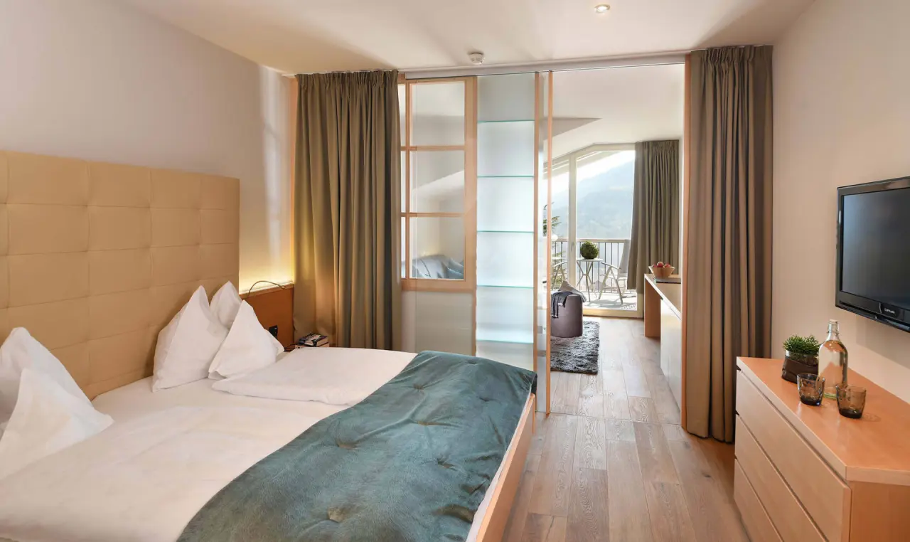 Hotel das stachelburg in Plaus – Modernes Zimmer mit Schiebetür zum Balkon | Wellnesshotel Südtirol