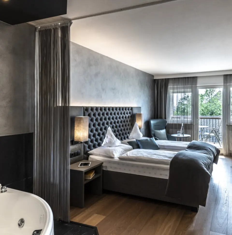Hotel das stachelburg in Plaus – Elegantes Zimmer mit integrierter Badewanne | Wellnesshotel Südtirol