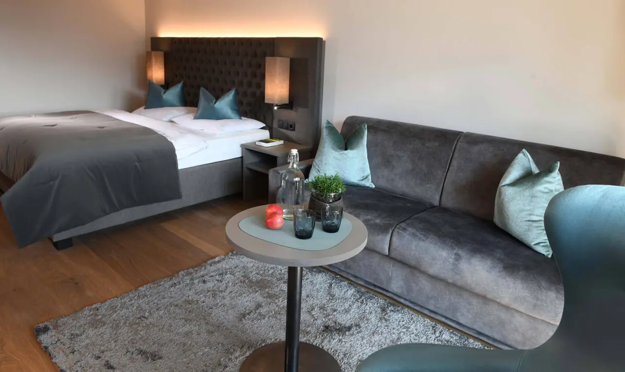 Hotel das stachelburg in Plaus – Gemütlicher Sitzbereich im Hotelzimmer | Wellnesshotel Südtirol