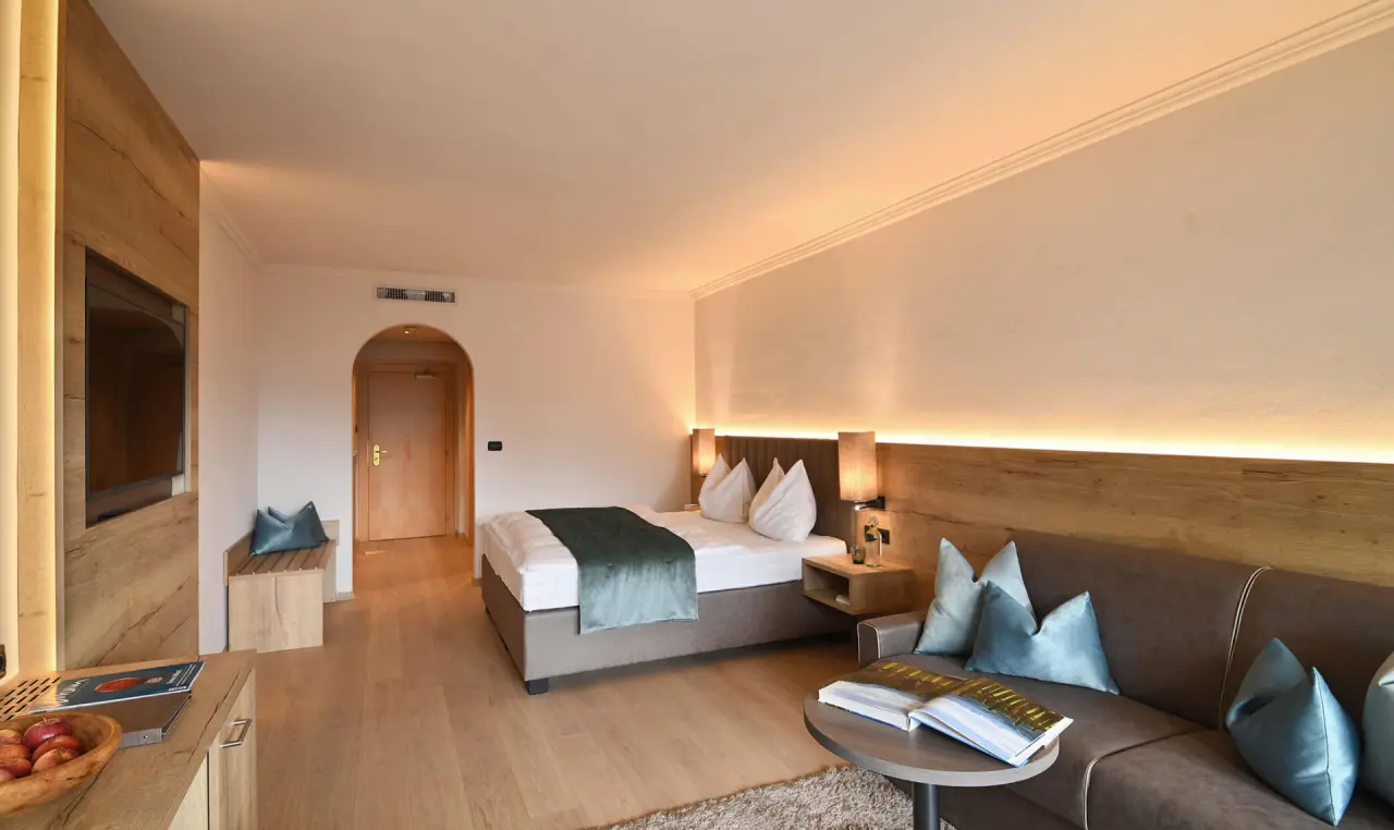 Hotel das stachelburg in Plaus – Helles Doppelzimmer mit Holzelementen und Sofa | Wellnesshotel Südtirol