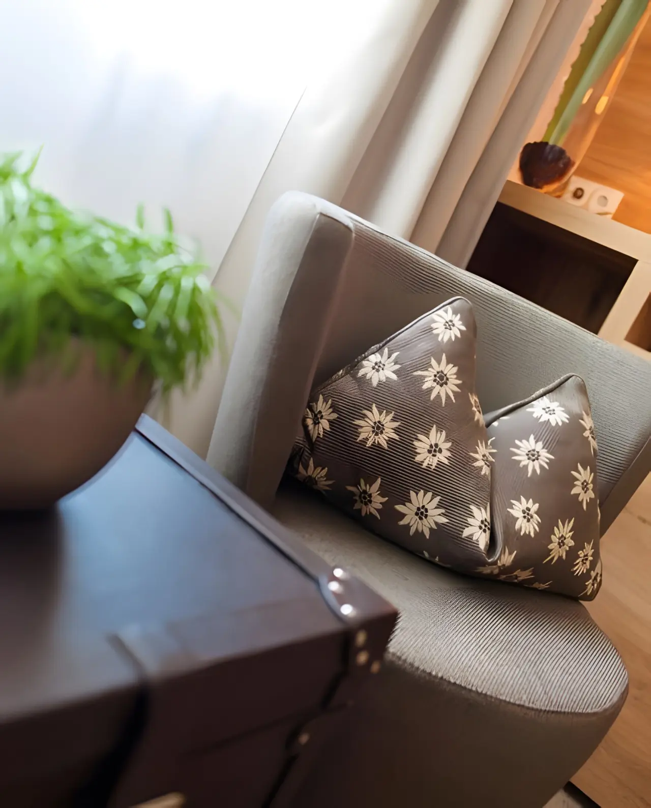 Klein Fein Hotel Anderlahn in Plaus – Gemütlicher Sessel mit Zierkissen und Pflanze | Wellnesshotel Südtirol