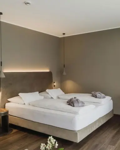 Klein Fein Hotel Anderlahn in Plaus – Modernes Doppelzimmer mit indirekter Beleuchtung | Wellnesshotel Südtirol