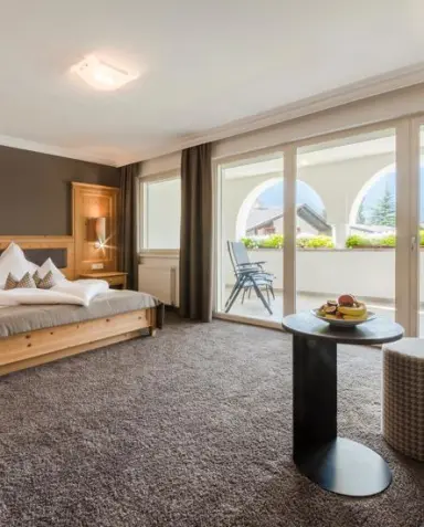 Klein Fein Hotel Anderlahn in Plaus – Helles Hotelzimmer mit Balkon und frischem Obst | Wellnesshotel Südtirol