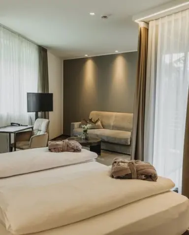Klein Fein Hotel Anderlahn in Plaus – Komfortables Hotelzimmer mit Bademänteln und Wohnbereich | Wellnesshotel Südtirol