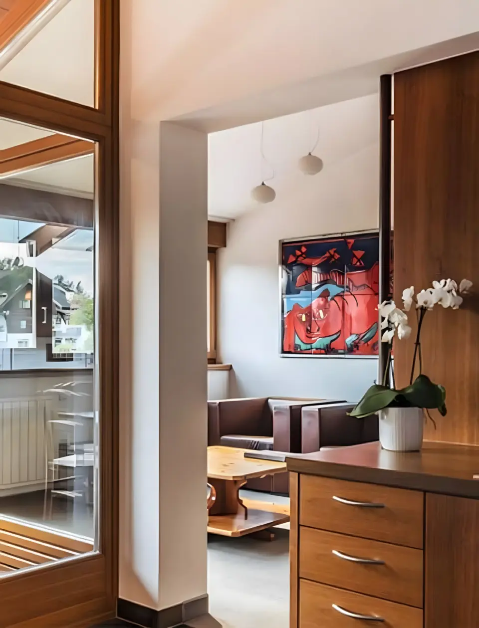 Feldmilla Design Hotel in Sand in Taufers – Moderner Eingangsbereich mit Kunst und Holzelementen | Wellnesshotel Südtirol