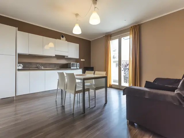 Acqua Resorts in Sirmione – Modernes Apartment mit Küche und Essbereich | Wellnesshotel Gardasee