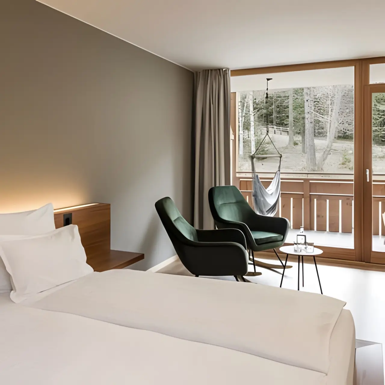 Falkensteiner Hotel Antholz in St. Martin in Gsies – Komfortables Zimmer mit Balkon und Waldpanorama | Wellnesshotel Südtirol