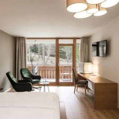 Falkensteiner Hotel Antholz in St. Martin in Gsies – Geräumiges Doppelzimmer mit Schreibtisch und Balkon | Wellnesshotel Südtirol