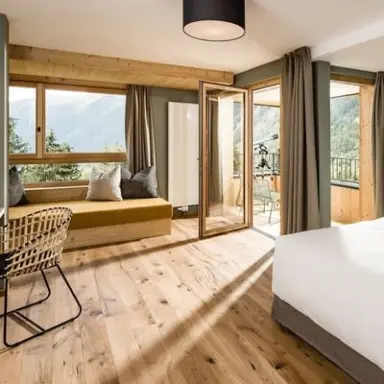 Falkensteiner Hotel Antholz in St. Martin in Gsies – Komfortables Hotelzimmer mit Bergblick und Balkon | Wellnesshotel Südtirol